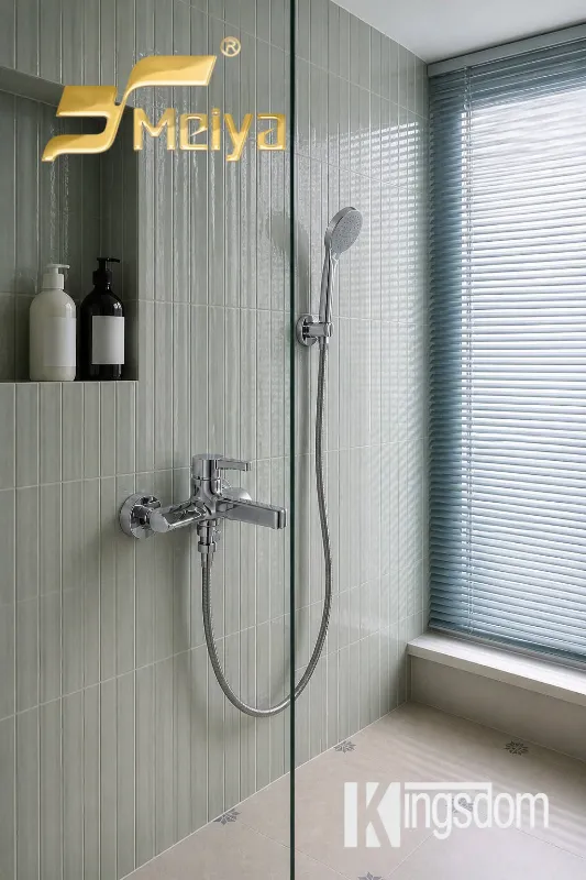 Eckiger Chrom-Badewannenmischer zur Wandmontage
