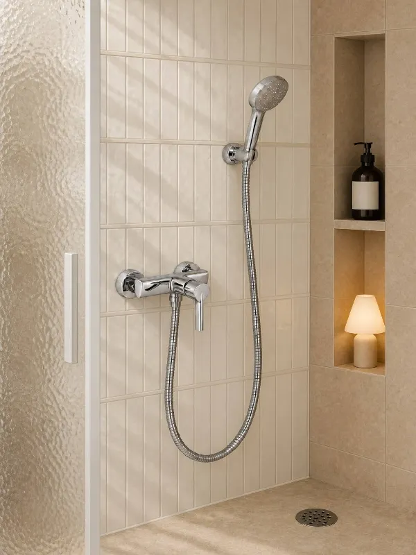 Geometrische Chrom-Wand-Brausemischer