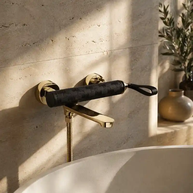 Luxus-Badewannenarmatur zur Wandmontage in Schwarzgold